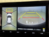 パノラミックビューモニターを装備。駐車場や交差点でクルマを真上から見るように周囲を確認できます。機能の詳細は販売店スタッフまでおたずねください。