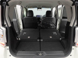 後席シートをアレンジしますと、広い荷台ができあがります。大きな荷物も。