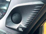 【JBLサウンドシステム】メーカーオプションの高品位サウンドシステムを搭載。専用のチューニングが施された大小様々なスピーカーから良質なサウンドが奏でられ、臨場感あふれる音響空間を演出します。