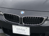 左右のキドニー・グリルの中心にはBMWのエンブレムが鎮座し、個性を放つデザイン性を兼ね備えました。