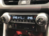 運転席、助手席別々に温度設定ができるデュアルエアコン装備です。男性が暑いと感じても、女性は寒いと感じる、そんな時の車内温度を別々に調節できるので、ストレスなくドライブをお楽しみいただけます。