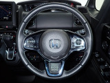 ハンドル左側にはオーディオ操作が出来るオーディオリモートコントロールスイッチ、右側にはHonda SENSINGとオートクルーズコントロールのスイッチを装備!