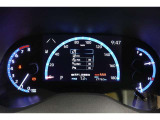とっても見やすいメーターです。夜間時はラグジュアリーな気分にさせてくれる照明が魅力ですので、夜のドライブも楽しみになりますよ♪