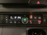 オートエアコンがついてますので、簡単操作で快適に過ごせます。リア熱線のスイッチの中にサイドミラーヒーターも入っています。パネル内のシートヒータースイッチは前席の左右別々に2段階で温度設定ができます。