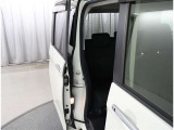 スライドドアで狭い駐車場でも便利です