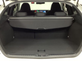 トランクの広さは、どうです、たくさんの荷物が積めますよ。トノカバー付き。荷室のプライバシーを守ってくれます。見た目もスッキリ、防犯性も高まります。