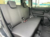 後席は大人が座っても広く感じられるスペースがあります。広くゆとりのあるお車です!