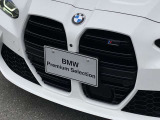 左右のキドニー・グリルの中心にはBMWのエンブレムが鎮座し、個性を放つデザイン性を兼ね備えました。