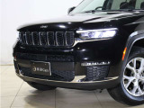 ★Jeep伝統の7スロットグリルを採用した迫力あるフロントフェイス。LEDヘッドライトとの組み合わせにより、力強さと先進性を兼ね備えた存在感のあるデザイン★