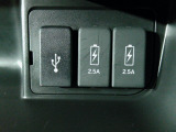 通常のUSB入力端子の他にスマホ充電に対応した2.5AのUSB端子を2箇所装備☆仲良く充電できちゃいますね☆