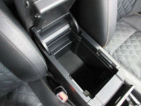 アームレストを開けると、収納スペースとしてお使いいただけます!ものが多くなりがちな車内も、隠す収納で生活感をリセット♪