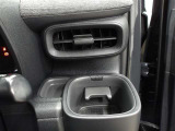 運転席のカップホルダーはエアコンの吹き出し口にありますので冷やしたり温めたりすることが出来ます☆