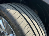 大迫力のホイールが装着されておりおクルマの存在感を足元から引き立ててくれます。