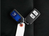 ◆スマートキー◆カギをバッグやポケットに入れたままでもドアロックの開閉ができる『スマートキー』付き!雨天や暗くなってもカギを取り出す必要がなくドアの開錠&エンジンも始動できます