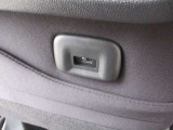 後部座席にもUSB接続用端子、スマホの充電等に利用できます。
