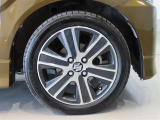 純正のアルミホイール装着車です。タイヤサイズは165/55R15です。
