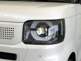 【LEDヘッドライト】悪天候や夜間走行時も良好な視界を確保し安心して運転できる高輝度LEDヘッドライトを装備!点灯速度が早く、消費電力も抑えられています。