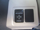 スマホ充電や音楽接続に便利なUSB充電ポート付き