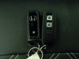 スマートキー付!キーを取り出さなくてもドアロックの施錠・開錠、エンジンの始動が出来ます!雨の日や荷物の多い日にとても便利ですね♪