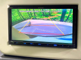【バックカメラ】駐車時に後方がリアルタイム映像で確認できます。大型商業施設や立体駐車場での駐車時や、夜間のバック時に大活躍!運転スキルに関わらず、今や必須となった装備のひとつです!