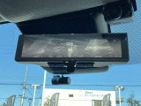 スマートルームミラーが付いております。バックドアについてますカメラと連動して、後方の映像がルームミラーに映ります。