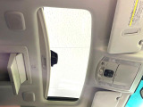 【サンルーフ】開放感たっぷりの希少装備、サンルーフが装着されています!車内に明かりを取り入れたり景色を楽しむ以外にも、車内の空気も簡単に換気できて快適です!