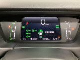 デジタル表示のスピードメーターとタコメーター、燃費やオドメーターなどの表示の他に、ホンダセンシング機能などの表示もできる多機能なマルチインフォメーション・ディスプレイです。
