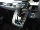 インパネシフトだから視線の移動も少なく足元もスッキリ。運転席もゆったりしているのでゆとりを持ってドライブできますね。
