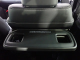 リアシート前には軽食を取るときなどに便利な折りたたみ式の大型トレー付!使わない時はしまっておけます。快適な装備満載で嬉しいですね♪