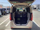 ◆リヤシートを倒すことで広々としたラゲッジルームに早変わり◆ずらして、倒して、はね上げて。画期的な後席シートで、室内空間を有効活用◆大きな荷物も楽々のせることができるのでお買い物も安心◆