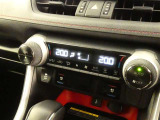 【デュアルエアコン】・・・運転席側と助手席側それぞれ独立して温度設定が行えるオートエアコン。
