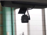 ◆リアにもドライブレコーダーを装備しております◆映像・音声などを記録する自動車用の装置です。もしもの事故の際の記録はもちろん、旅行の際の思い出としてドライブの映像を楽しむことができます。