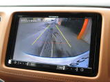 バックをするとき自動でリアの様子が映る『リアカメラ』付き! ナビ画面で確認しながらバックができますから安心ですね。でも、目視も大切ですよ!安全第一でお願いします!