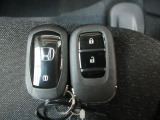スマートキー付!キーを取り出さなくてもドアロックの施錠・開錠、エンジンの始動が出来ます!雨の日や荷物の多い日にとても便利ですね♪