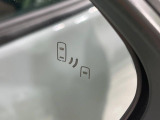 【ブラインドスポットモニター】走行中、ドアミラーの死角になりやすい箇所に後続車が接近するとサイドミラーのレンズに警告を表示!ドライバーに注意喚起をしてくれます。