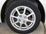 アルミホイールは、純正14インチです。重量軽減とサスペンションの追従性の向上、乗り心地アップ! 燃費の向上にもつながります。