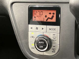 「AUTO」スイッチで車内の温度を一定に保ってくれるオートエアコン。快適装備の代名詞。もちろんマニュアル操作も可能ですよ。