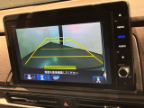 リバースギアに入れるだけで後方の表示へ切り替わります。夜間や雨の日の駐車も楽になりますよ。