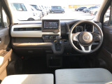【インパネ全体】手が届きやすく、どなたでも運転しやすいです。シンプルで使いやすい設計になっています!