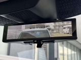 インテリジェントルームミラー☆後席に乗っている人や、大きな荷物を載せていると見にくくなりがちな後方視界。。こちらは車両後方のカメラ映像をミラーに映すので、天候にも影響されないクリアな後方視界を実現☆