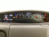 スピードメーターとタコメーターを大きく配した見やすいメーター部になっています。左側のインフォメーション画面でオドメーターや燃費などの情報を確認できます。