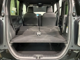 リアシートを倒すと、ラゲッジスペースを広くお使いいただけます!