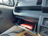 スッキリ使い易い大容量グローブボックス、カップホルダー、小物ポケット等々、豊富な収納ポケットが装備されてます