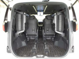 サードシートを跳ね上げると大容量の収納スペース♪家族で旅行に出掛けたり♪ゴルフや釣りなど〜趣味にも大活躍です♪