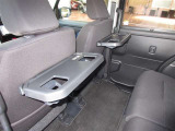 シートバックテーブルがついているので便利です。