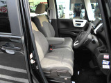 運転席はシートの高さを調節できます!また前席はシートヒーターがついています♪