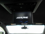 アルパイン製後席モニター搭載なので、後部座席で動画の視聴が楽しめます!後部座席のご家族も楽しくロングドライブに出掛けられます!小さなお子様がいるご家庭の方にとても人気の装備です♪