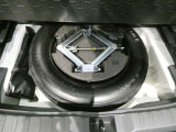 この車両はスペアタイヤ(テンパータイヤ)を搭載しております 万が一のパンク時などはスペアタイヤをご利用ください (本車両のスペアタイヤの使用歴はございません)