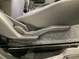 運転席にはドライバーの体型や好みに応じて前後方向だけでなく、高さの調整ができるシートリフターを装備!