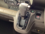 インパネシフトを採用しているので、前席の足元も広々としています。運転席と助手席の行き来もスムーズです!